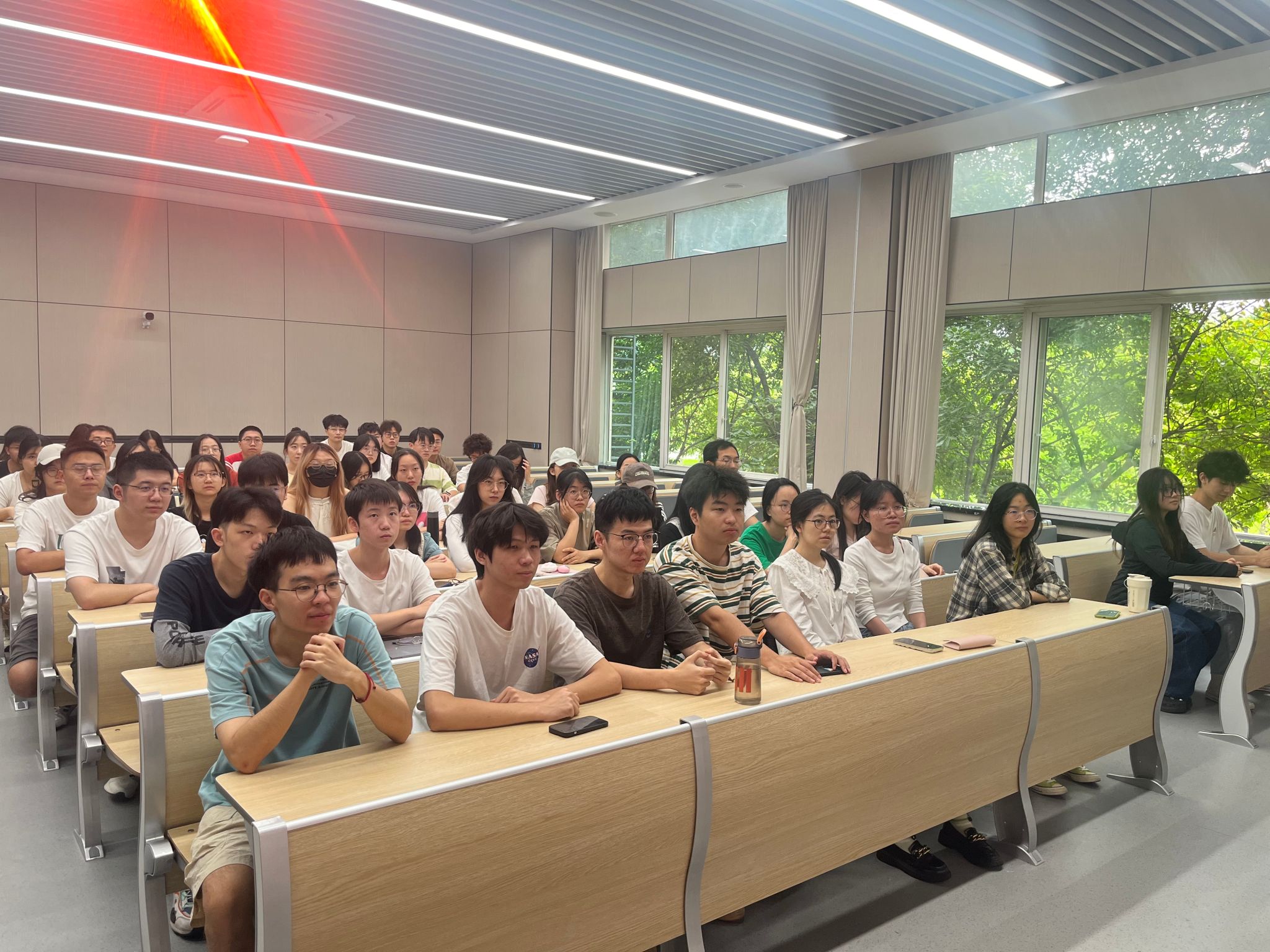 传承红色基因 争当青年先锋——我院组织学生观看第二批红色典型进高校宣讲活动