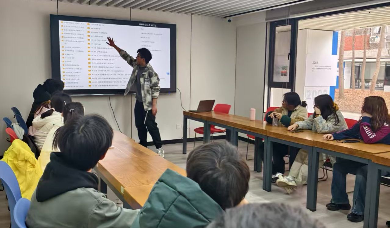 我院基础学科拔尖实验班召开新学期首次班会 聚焦科研指导与成长规划